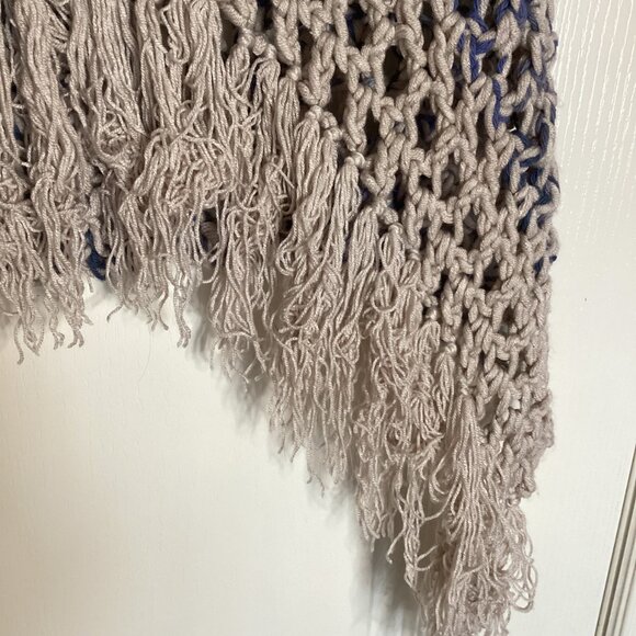 Handmade Small Knitted Shoulder Wrap Shawl Poncho With Fringe & Brooch Parties - Picture 4 of 7